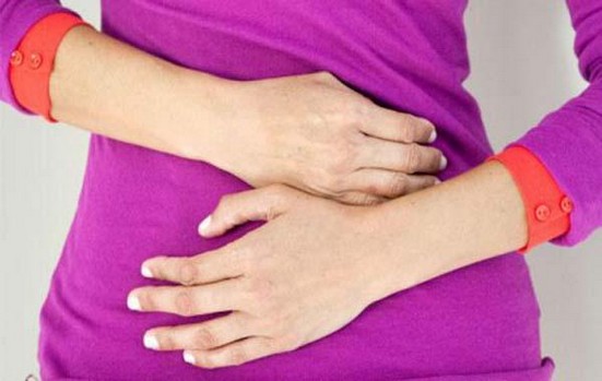 болит живот