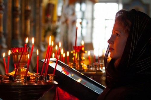 женщина в церкви