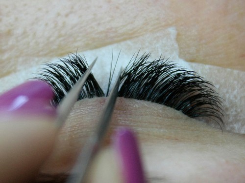 процесс наращивания ресничек