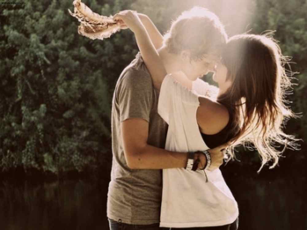 подростки обнимаются
