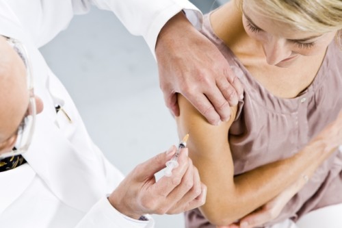 доктор ставит укол