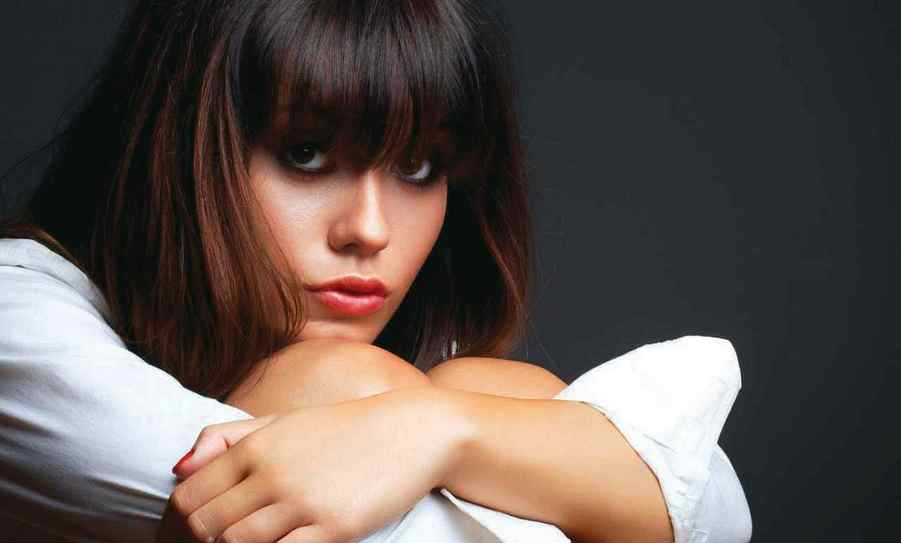 Ноги обхватив руками