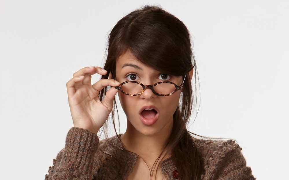 девушка удивленна