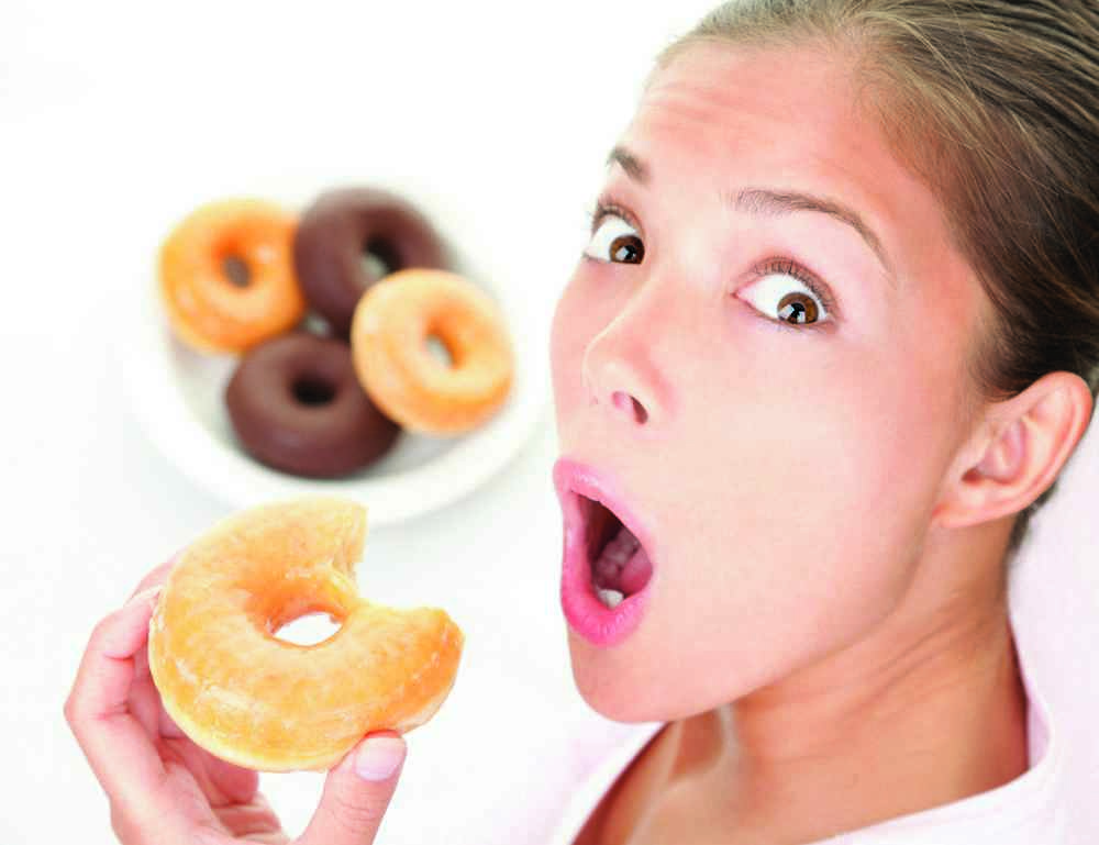 Девушка жует