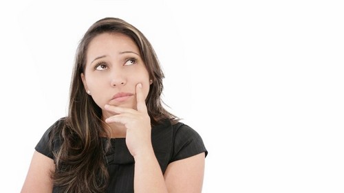 Женщина думает