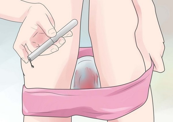 В туалете на унитазе