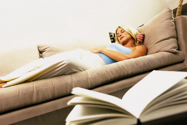 Лежа на диване