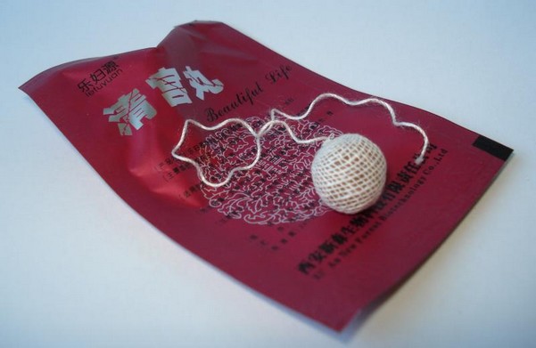 Тампон лежит на упаковке