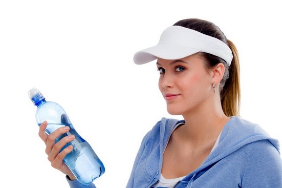 девушка с бутылкой воды