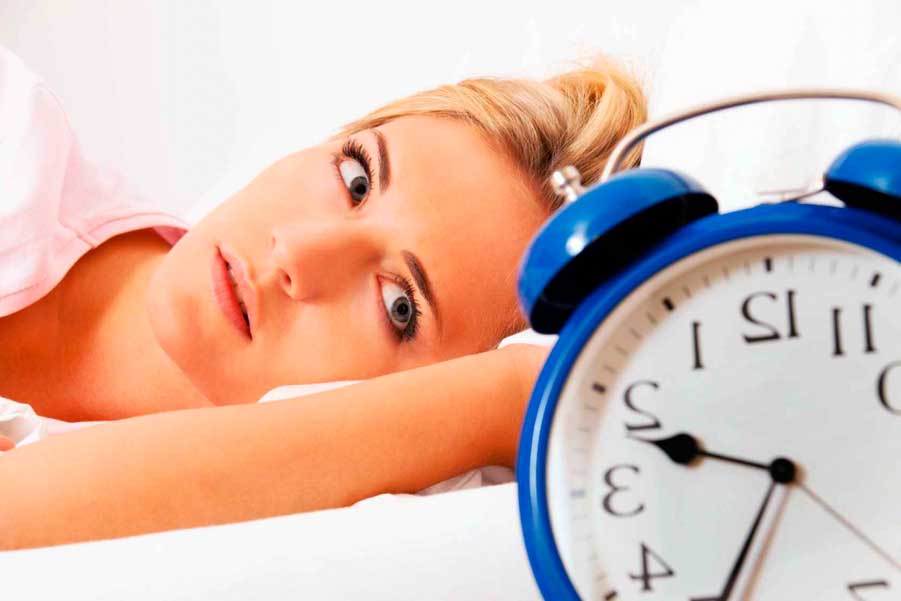 девушка смотрит на часы