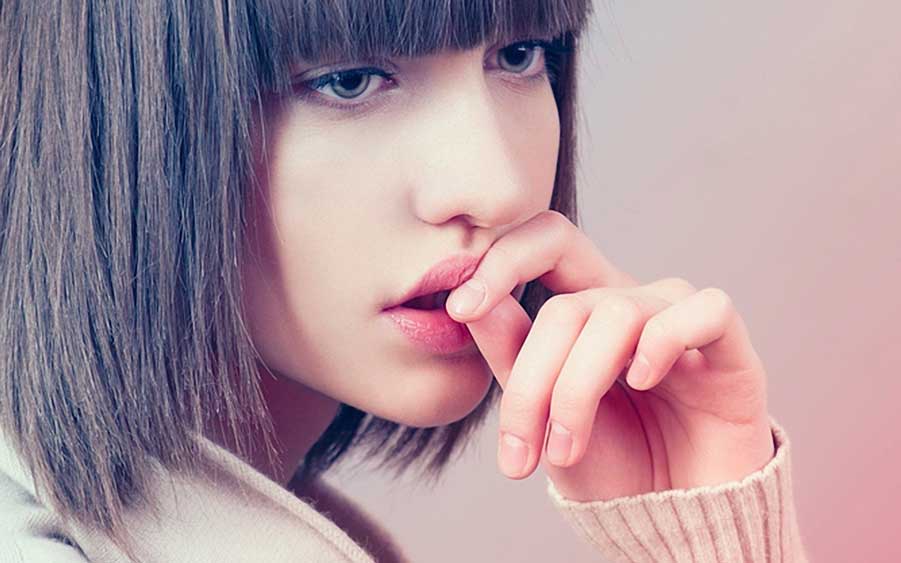 девушка задумалась