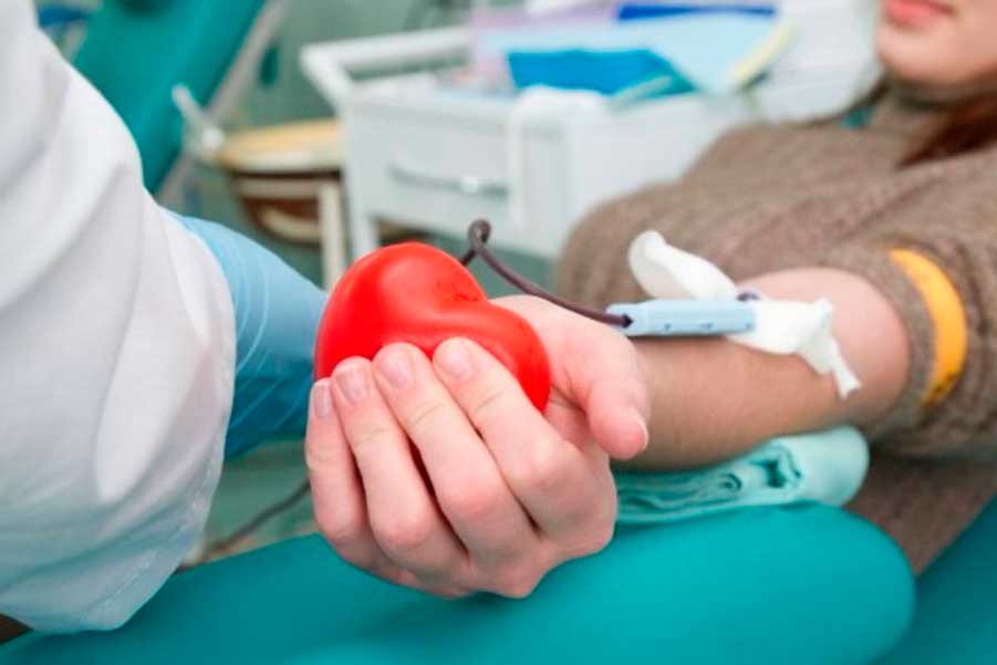 девушка сдает кровь на анализ