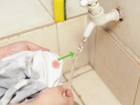 Отстирываем месячные под струей воды