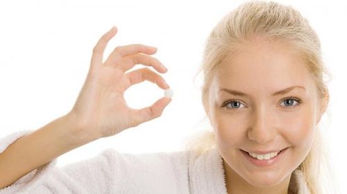 Девушка с таблеткой