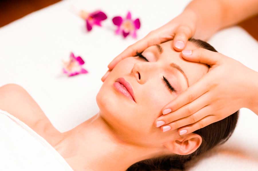 массируют лицо у девушки