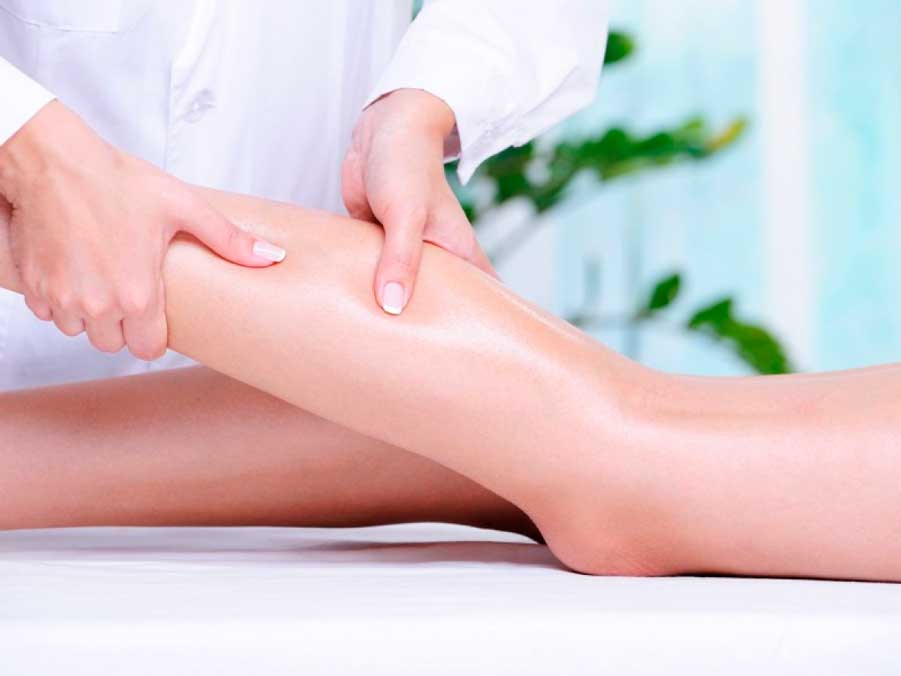 массируют ноги у девушки