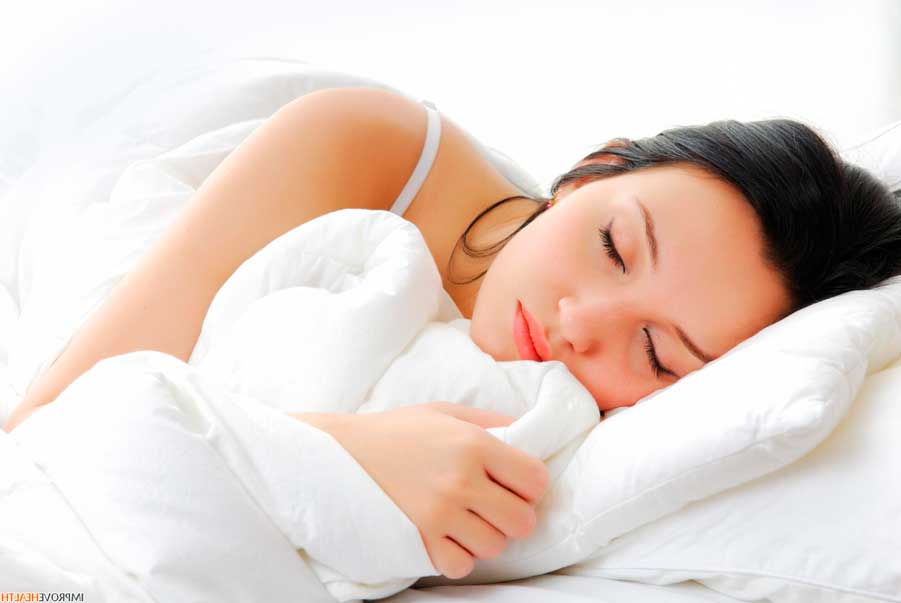 девушка в кровати