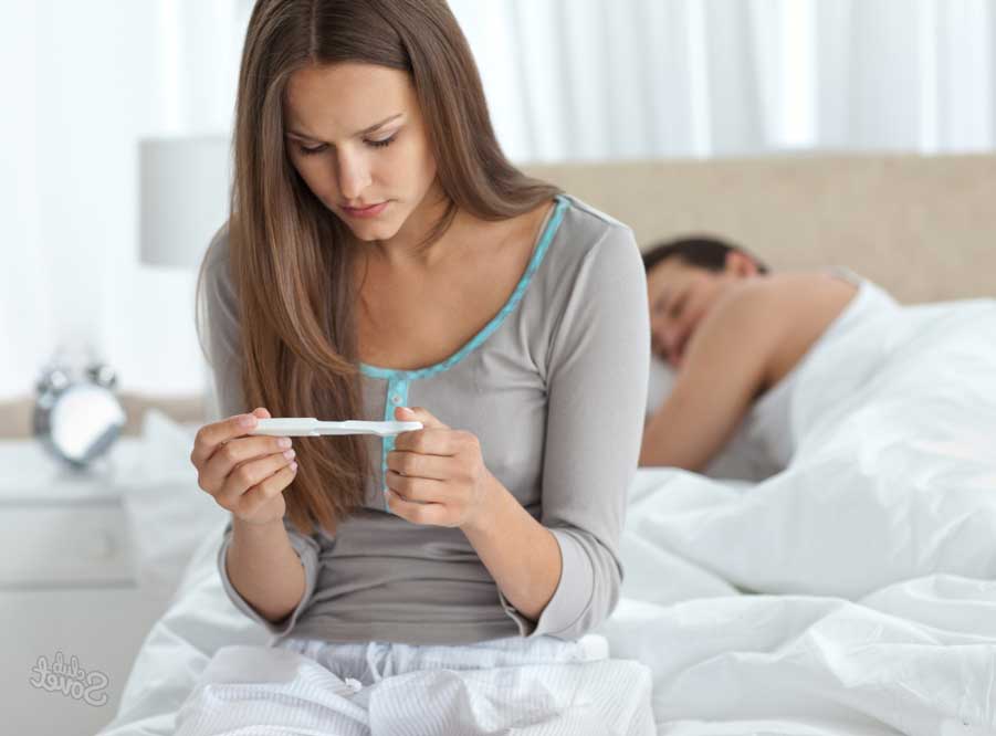 Девушка делает тест на беременность